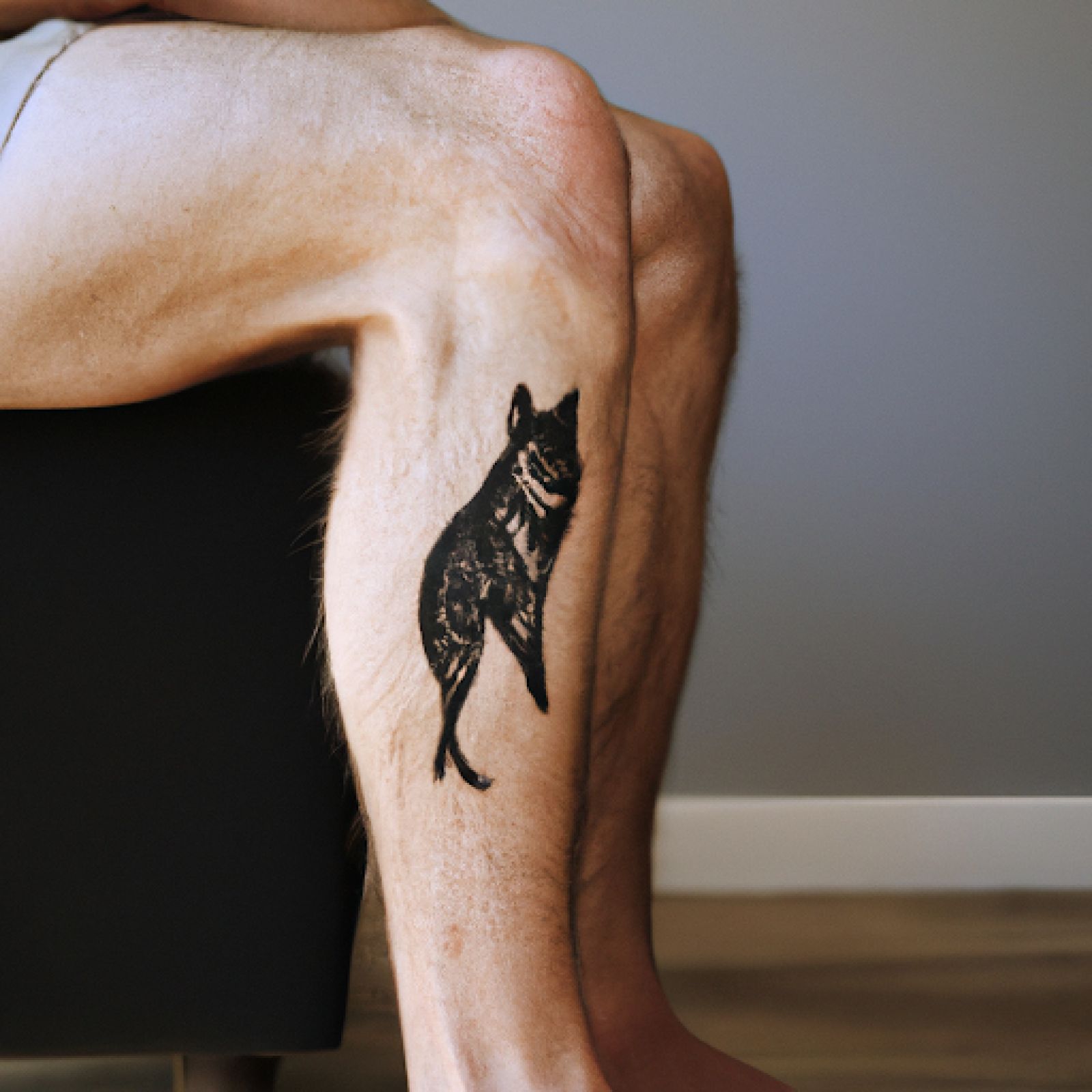 Wolf tattoo on knee for men