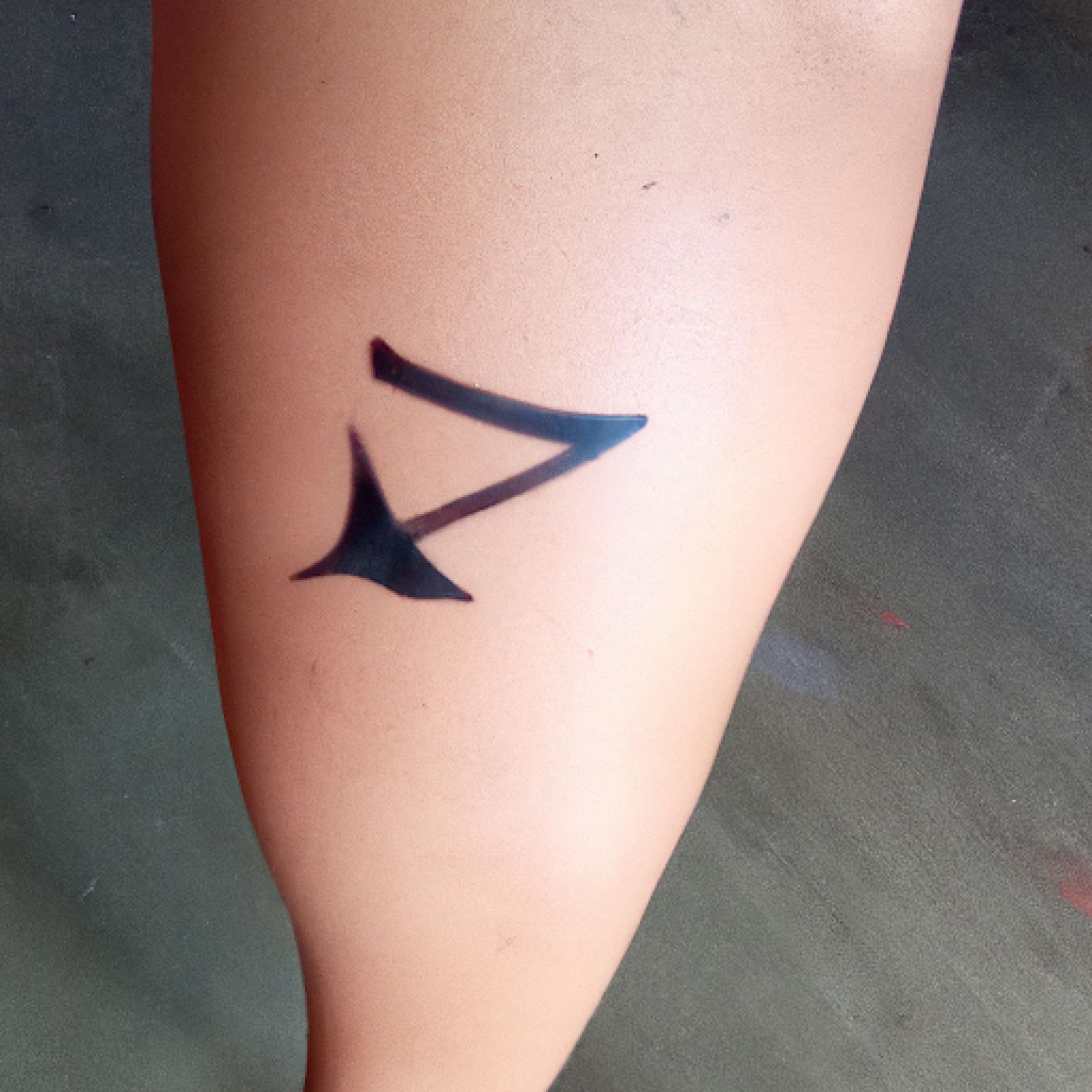 Arrow tattoo on leg for women